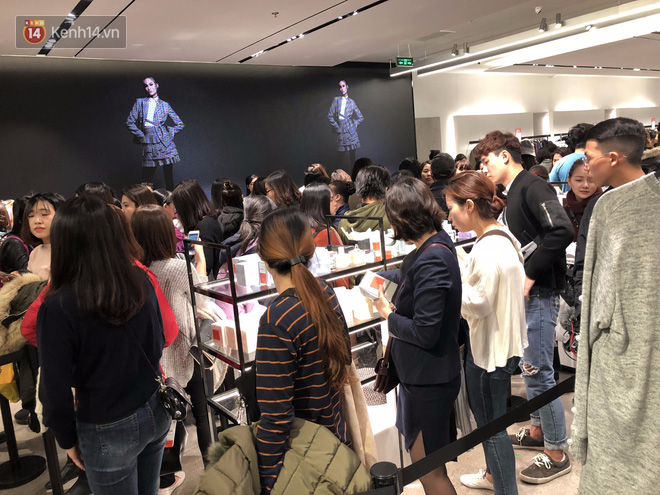 Zara Sài Gòn và Hà Nội đông nghịt, dân tình xếp hàng dài ngay ngày đầu tiên giảm giá